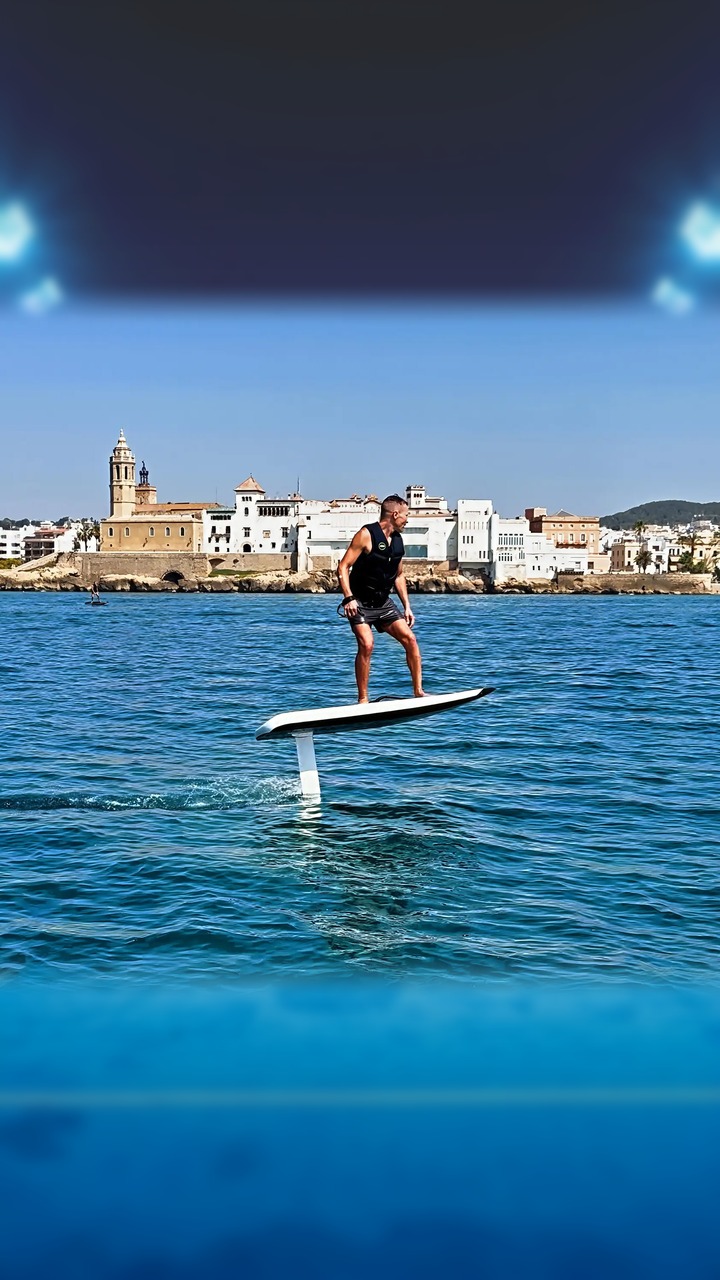 Esperienza Premium E-Foil a Sitges: Scivola e vola sull'acqua presso Nautech Port Sitges