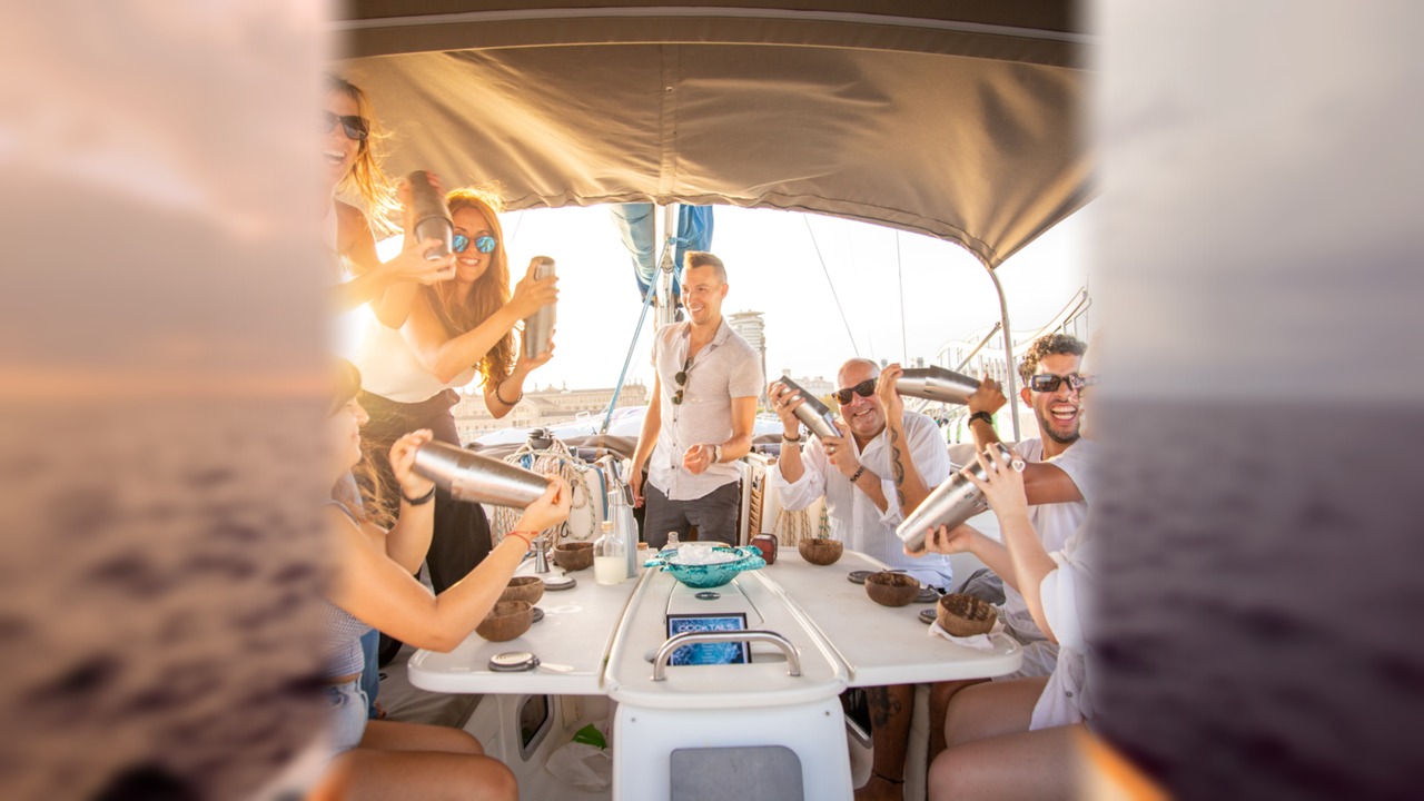 Laboratorio di cocktail e giro in barca da Barcelona presso Marina Vela Barcelona, Moll de Nord, berth 69, Barcellona