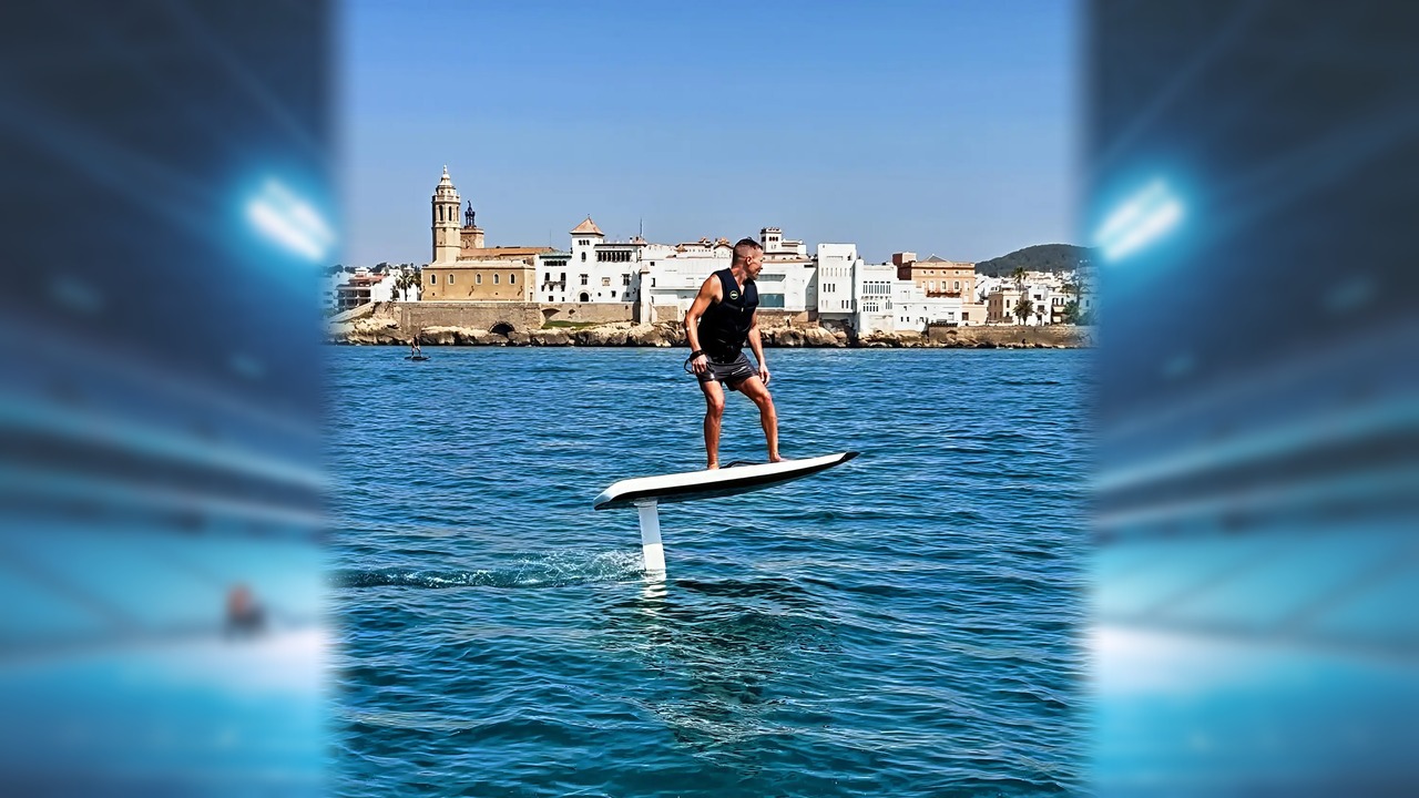 Esperienza Premium E-Foil a Sitges: Scivola e vola sull'acqua presso Nautech Port Sitges