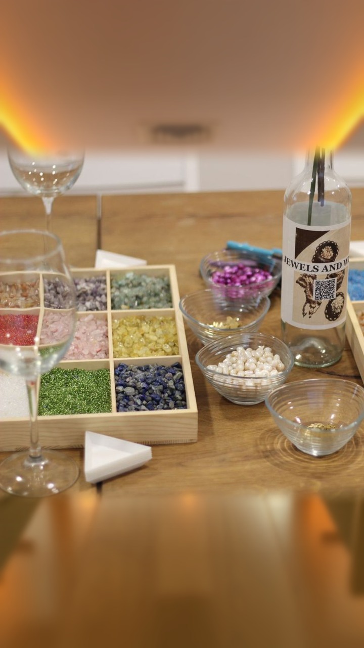 Майстерня прикрас із необмеженою кількістю вина — Málaga у Jewels and Wine, Малага